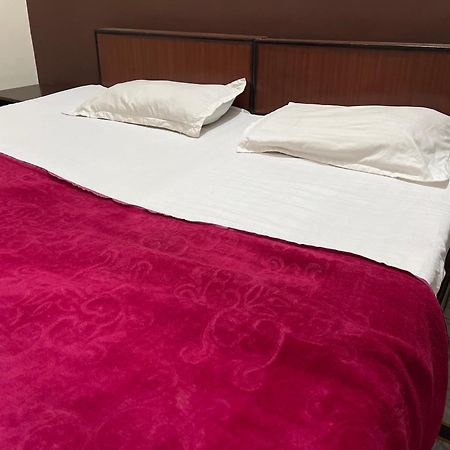 Raja Guest House -- Jalandhar Railway Station -- For Family, Couples, Travellers Экстерьер фото