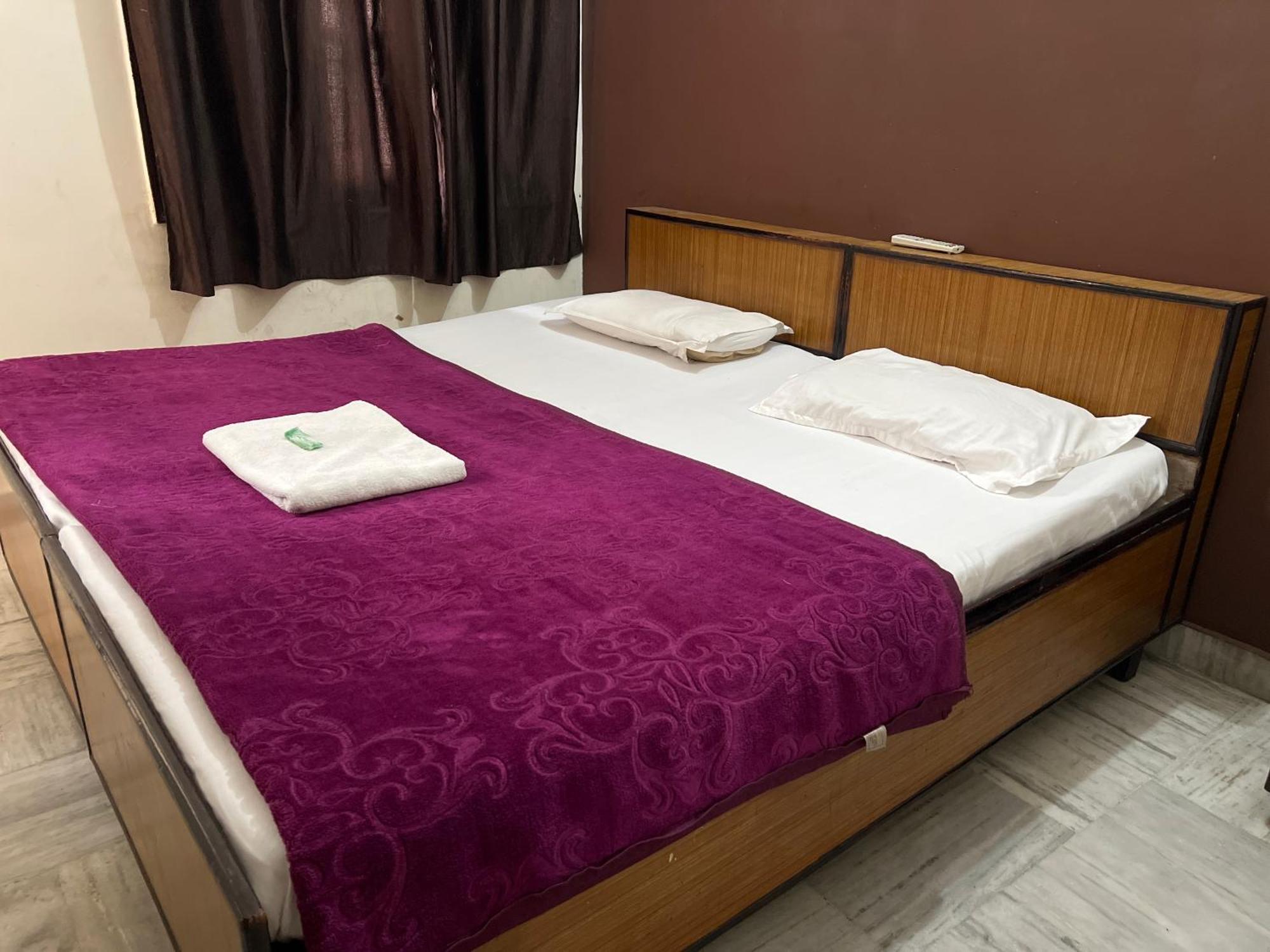 Raja Guest House -- Jalandhar Railway Station -- For Family, Couples, Travellers Экстерьер фото