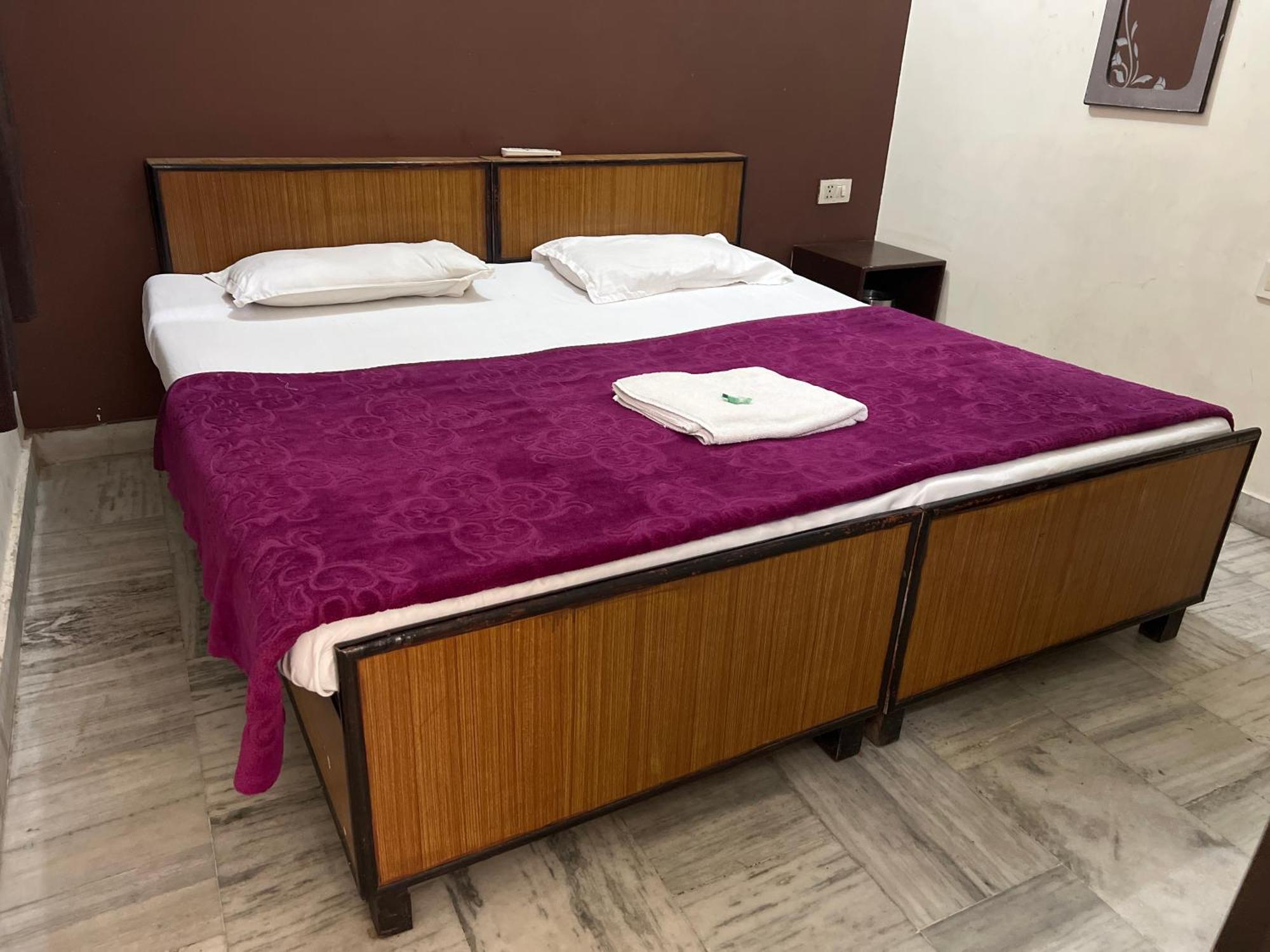 Raja Guest House -- Jalandhar Railway Station -- For Family, Couples, Travellers Экстерьер фото