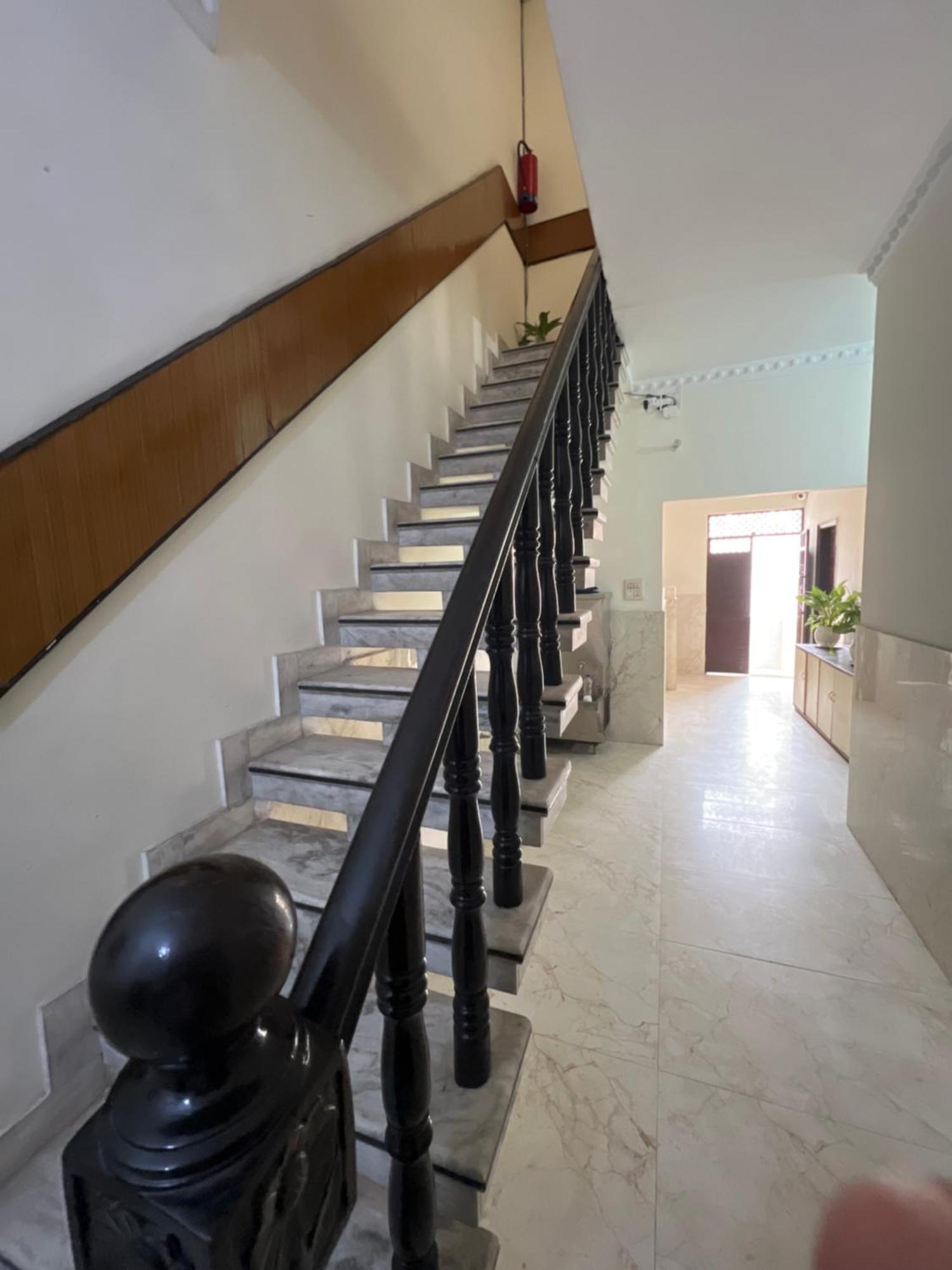 Raja Guest House -- Jalandhar Railway Station -- For Family, Couples, Travellers Экстерьер фото