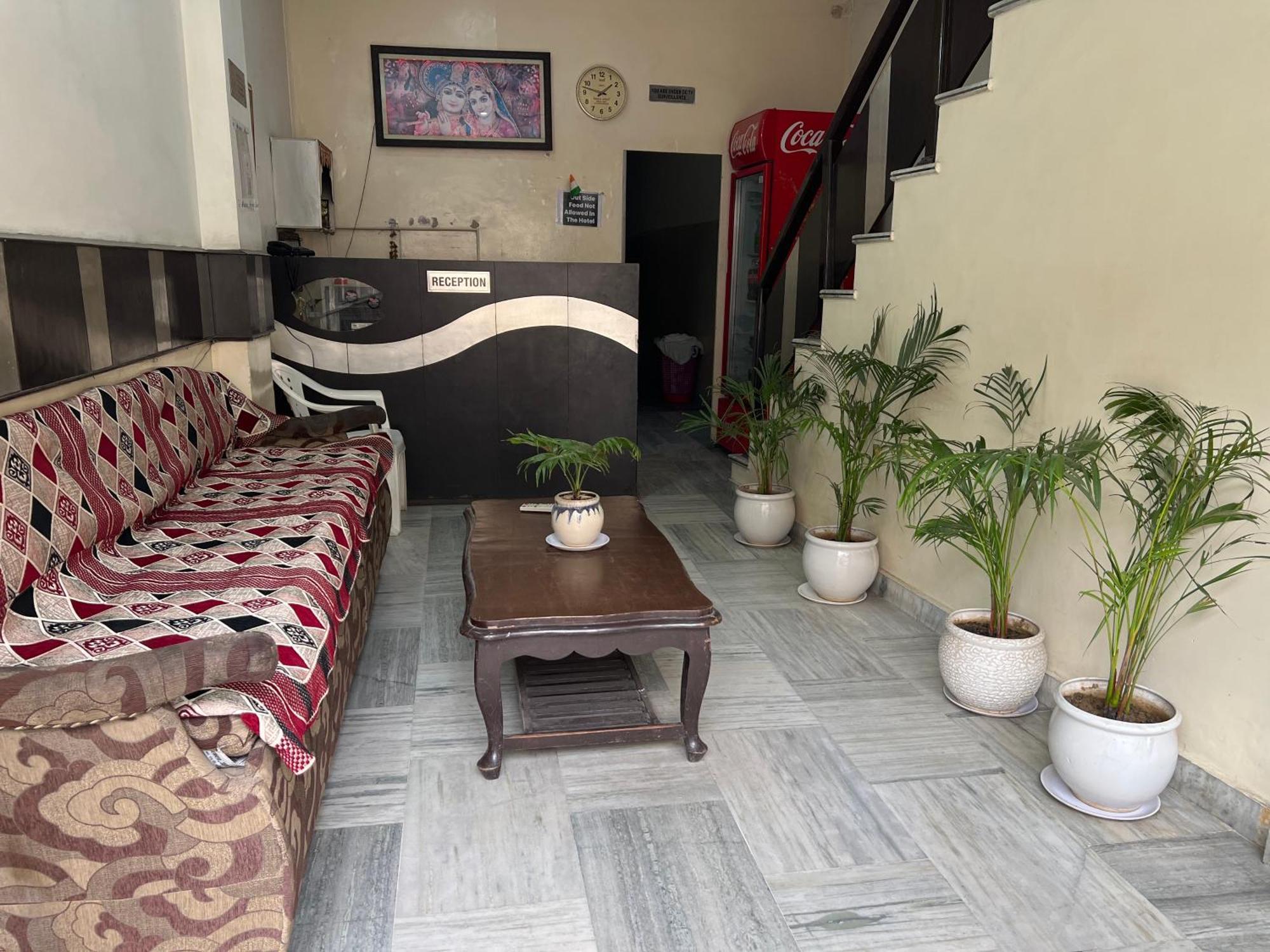 Raja Guest House -- Jalandhar Railway Station -- For Family, Couples, Travellers Экстерьер фото