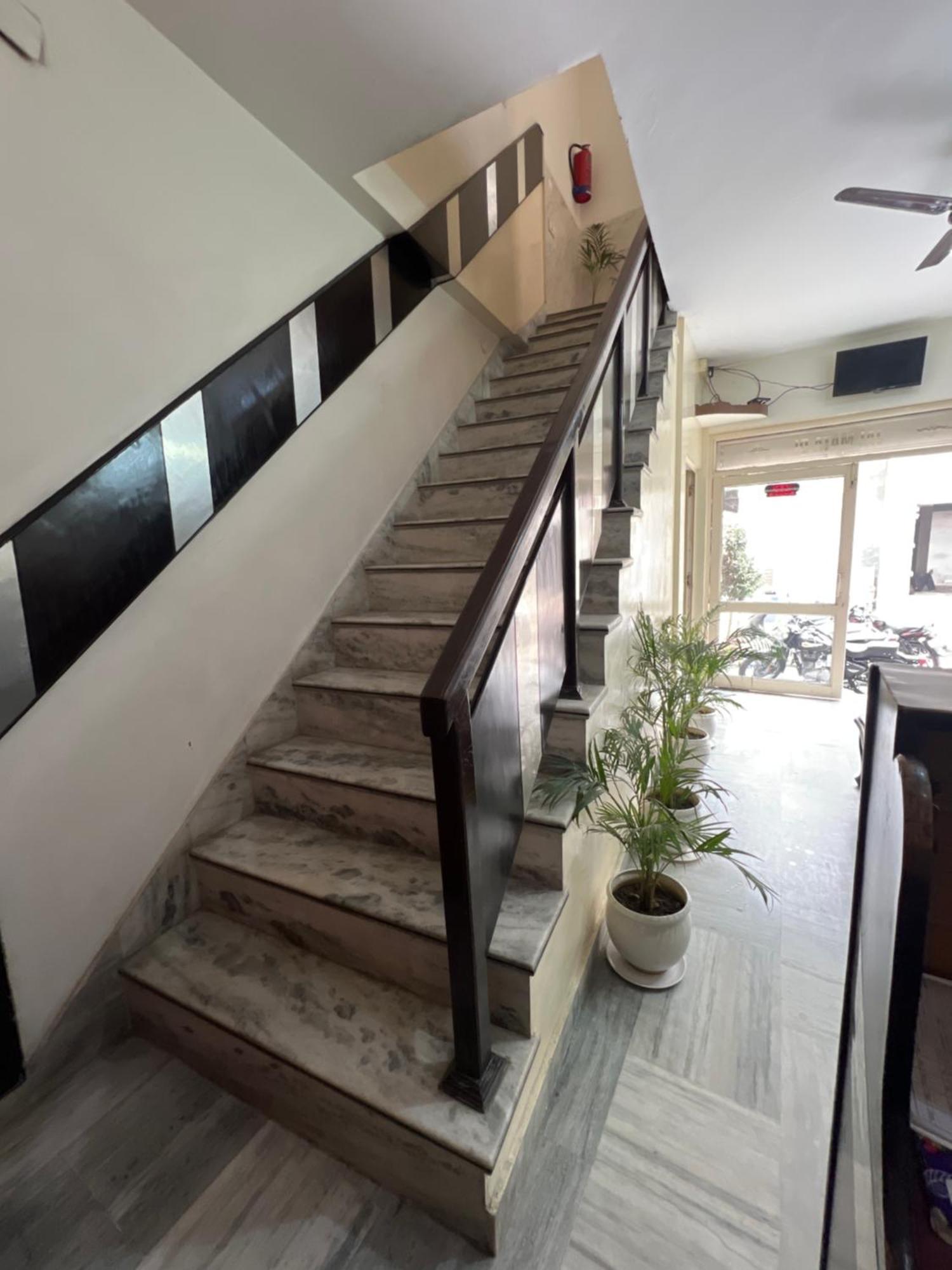 Raja Guest House -- Jalandhar Railway Station -- For Family, Couples, Travellers Экстерьер фото