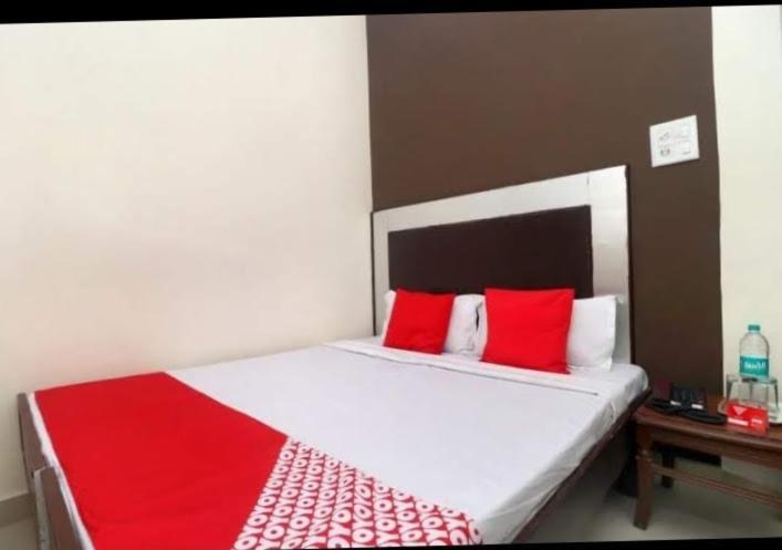 Raja Guest House -- Jalandhar Railway Station -- For Family, Couples, Travellers Экстерьер фото