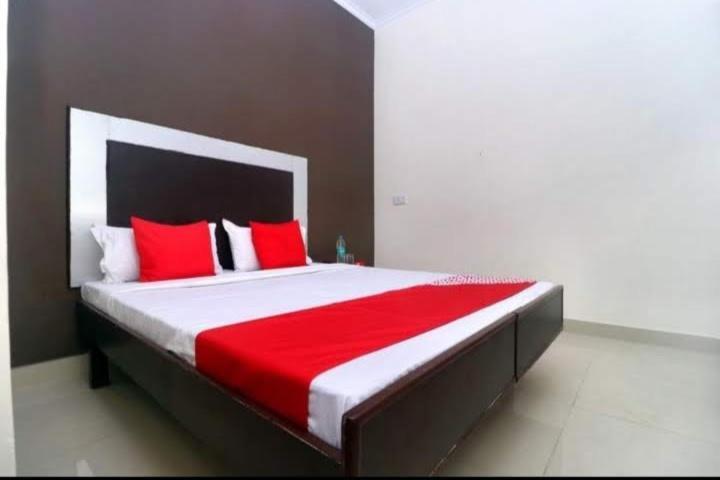 Raja Guest House -- Jalandhar Railway Station -- For Family, Couples, Travellers Экстерьер фото