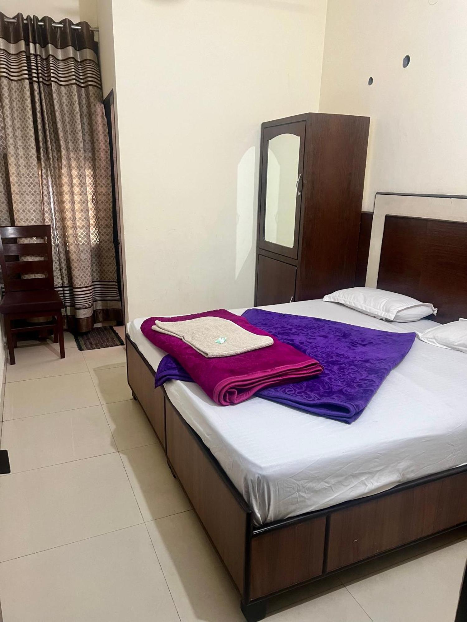 Raja Guest House -- Jalandhar Railway Station -- For Family, Couples, Travellers Экстерьер фото